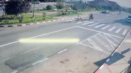Accident bizar in Suceava un copil care traversa strada pe trecerea de pietoni lovit succesiv in cateva zeci de secunde de doi motociclisti fara permis - VIDEO