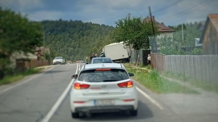 Doi tineri din Harghita au scapat ca prin miracol cu viata dupa ce au fost loviti in plin de o duba pe cand se deplasau pe trotuar - VIDEO