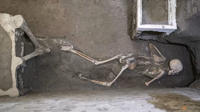 Inca doua victime din Pompei descoperite inconjurate de monede si bijuterii