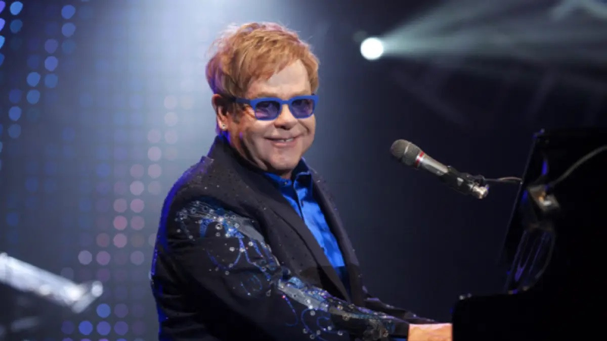 Celebrul cantaret Elton John la un pas sa-si piarda vederea la un ochi dupa o infectie severa