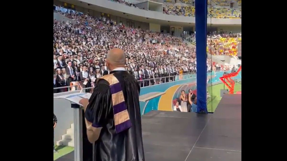 Sute de viitori medici au depus juramantul lui Hipocrate pe stadion. Ceremonia a fost condusa de Catalin Cirstoiu - VIDEO