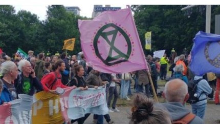 Activistii de mediu au blocat din nou o autostrada olandeza in timp ce si politia se afla in greva