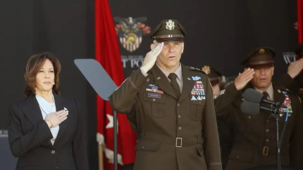 Zece fosti comandanti militari americani si-au exprimat sustinerea pentru Kamala Harris numindu-l pe Trump un pericol pentru democratie