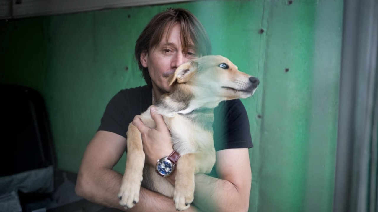 Actorul Marius Manole gateste pentru cainii de la Adapostul Speranta cu ocazia Zilei Internationale a Animalelor