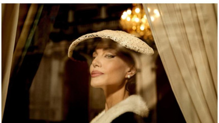 Angelina Jolie  ovationata de criticii de film pentru felul cum a portretizat-o pe legendara soprana Maria Callas in cea mai recenta pelicula a ei Maria  VIDEO