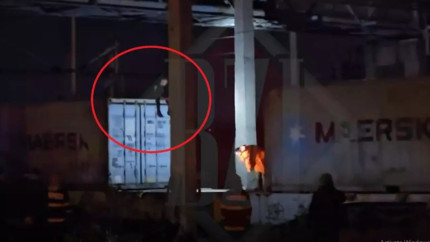Incident cumplit la Iasi un adolescent s-a electrocutat dupa ce s-a urcat pe un vagon de tren dar in ciuda ranilor grave a refuzat sa coboare - VIDEO
