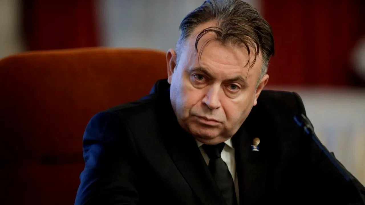 Cum a fost filmat Tataru De dimineata imediat dupa ce ajunge in cabinet medicul deschide dulapul si numara sumele de bani aflate in dulap sume care provin de la pacientiapartinatori
