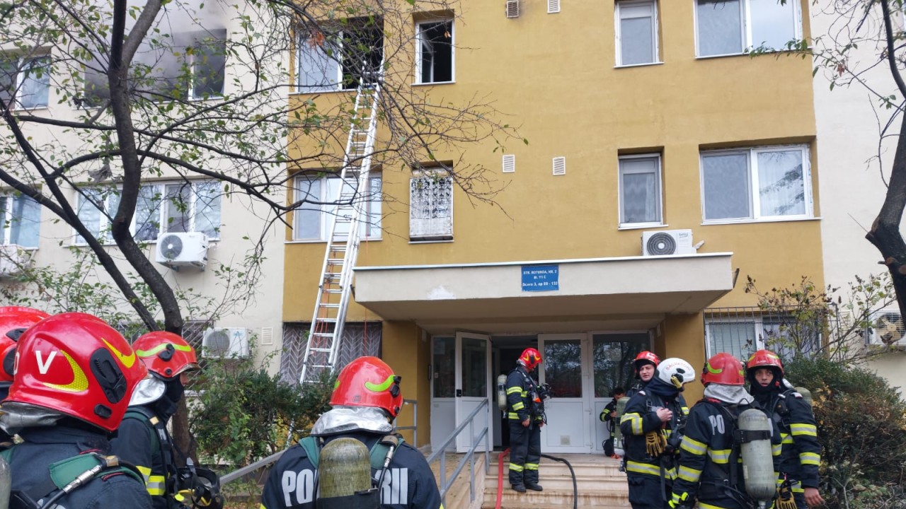 Incendiu pe strada Rotunda in Sectorul 3. Doua persoane evacuate una in stare de evaluare medicala