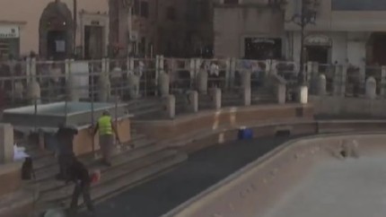 Fantana Trevi din Roma este in mentenanta. Turistii arunca monede intr-o piscina