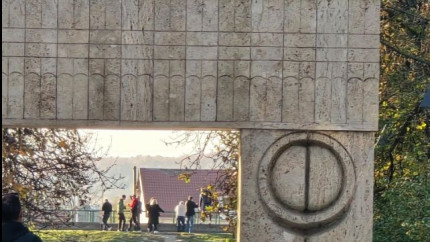 Lipsa de respect pedepsita doar cu 1000 de lei. O femeie din Bucuresti a intrat cu masina in Parcul Central din Targu Jiu pana la Masa Tacerii