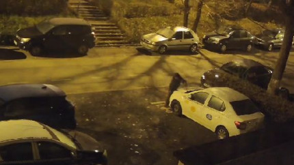 Masini vandalizate pe o strada din Cluj-Napoca. Politia ii cauta pe faptasi