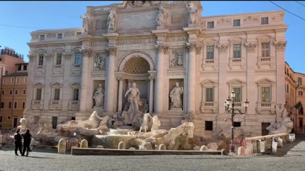 Fântâna Trevi din Roma. De astăzi vizitatorii trebuie să plătească o taxă de intrare