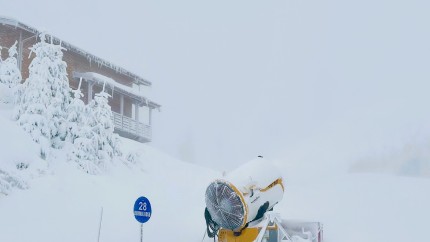 Partiile din Poiana Brasov ar putea fi deschise de saptamana viitoare. Tunurile de zapada la capacitate maxima