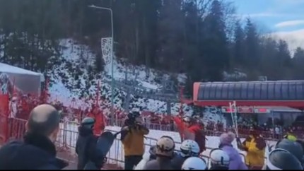 Bataie la coada la telegondola din Poiana Brasov. Pentru ca i-a facut observatie ca s-a bagat in fata la coada un turist l-a lovit pe altul cu schiurile in cap