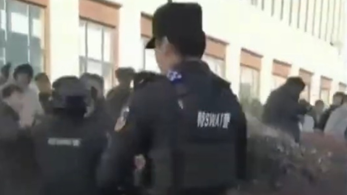 Proteste violente in China dupa moartea suspecta a unui adolescent. Autoritatile sunt acuzate de musamalizare