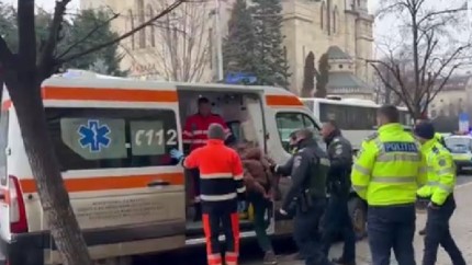 Caz tras la indigo dupa cel de la Dej O femeie din Brasov a furat masina unui curier din Cluj pentru ca a ei a ramas in pana. Oprita de politisti a devenit recalcitranta si a trebuit imobilizata