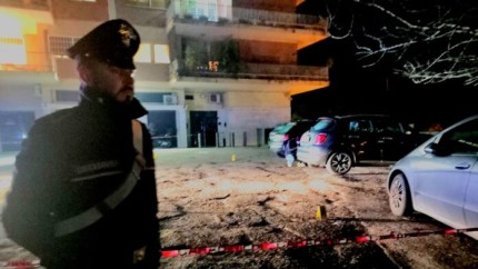 Un roman de 24 de ani a fost impuscat in cap de un agent de securitate in timp ce jefuia cu banda sa un apartament din Roma