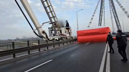 Un sustinator al lui Calin Georgescu s-a urcat pe podul de la Agigea amenintand ca se arunca daca autoritatile nu vor da turul doi inapoi. Negociatorii politiei l-au convins sa coboare