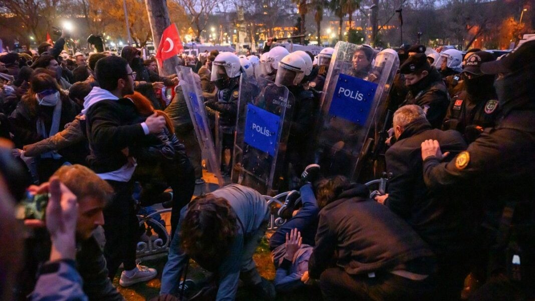 Elevii turci sunt in strada pentru a-si sustine profesorii. Cadrele didactice de la liceele de top au devenit noua tinta a represiunii regimului Erdogan