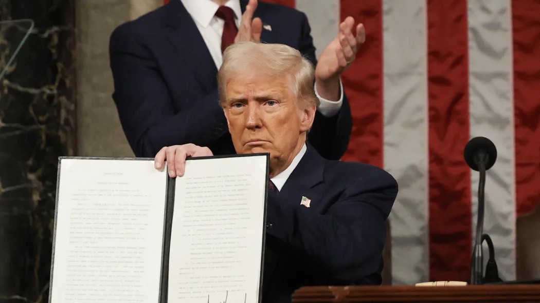 Donald Trump a avizat functionarea in continuare a zeci de termocentrale extrem de poluante pe care administratia Biden decisese sa le inchida
