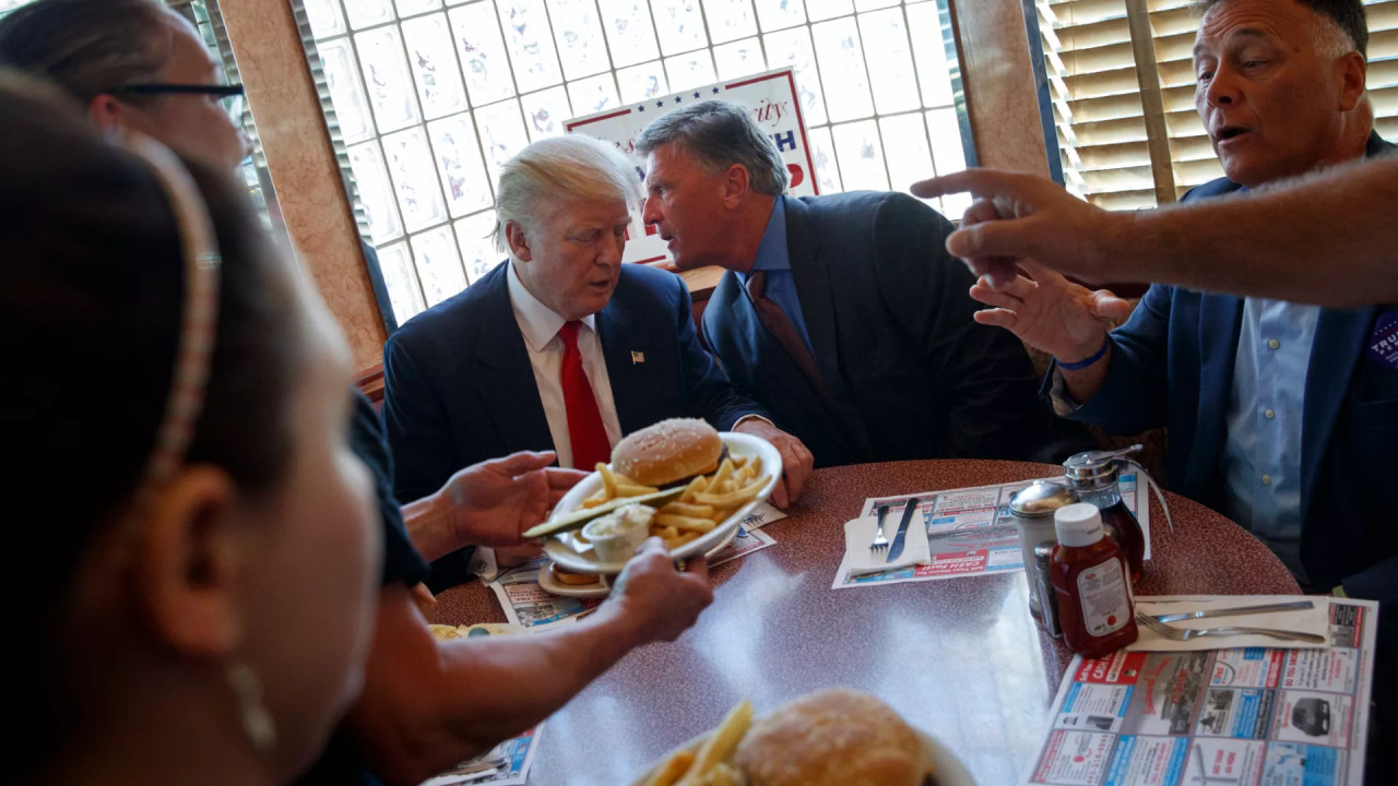 Tarifele de 50 impuse de Donald Trump pe carnea de vita importata din Brazilia vor creste semnificativ pretul hamburgerilor in SUA. Si cafeaua si sucul de portocale se vor scumpi