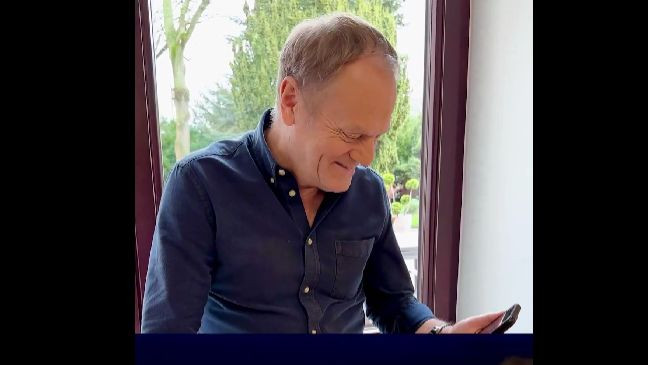 Premierul polonez Donald Tusk ii ofera actorului Jesse Eisenberg pregatire militara pentru a obtine noul rol James Bond
