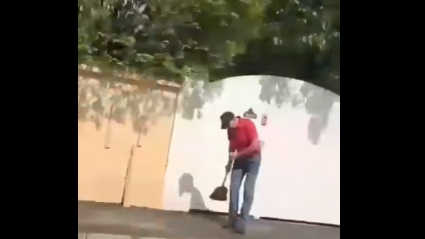 Se antreneaza pentru golf Klaus Iohannis surprins maturand trotuarul din fata casei sale de la Sibiu  VIDEO