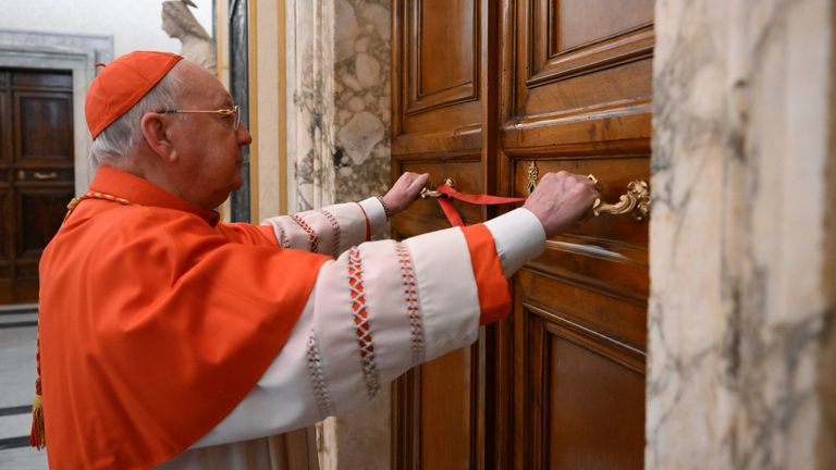 Apartamentele Papei Francisc au fost sigilate de cardinali dupa moartea acestuia potrivit traditiei  VIDEO