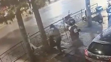 Atac cu bomba la Atena Camerele de securitate au surprins suspectul care a plantat o bomba in fata birourilor operatorului feroviar Hellenic Train