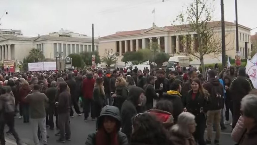 Proteste la Atena pentru salarii mai mari. Greva blocheaza transportul maritim aerian si feroviar