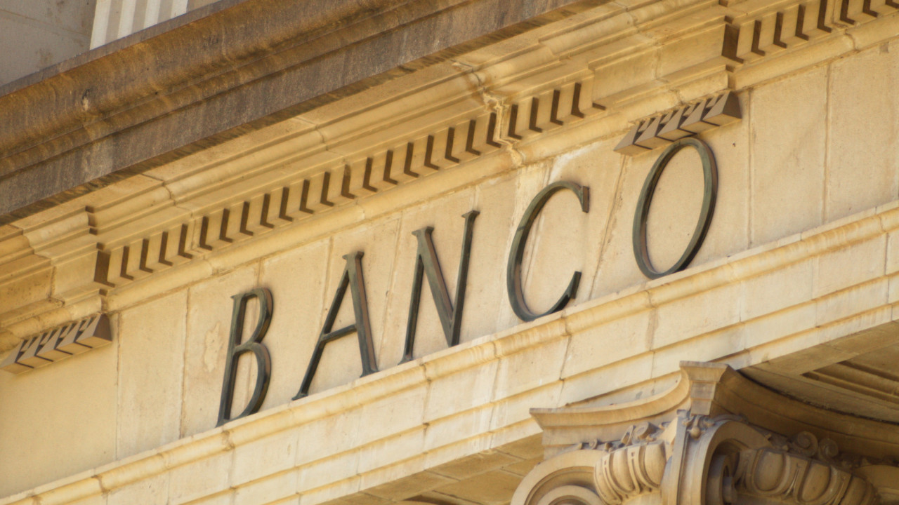 Seful Bancii Spaniei anunta ca euro ar putea inlocui dolarul ca moneda numarul 1 Putem oferi o moneda solida care beneficiaza de stabilitatea si predictibilitatea ce rezulta din politici economice solide