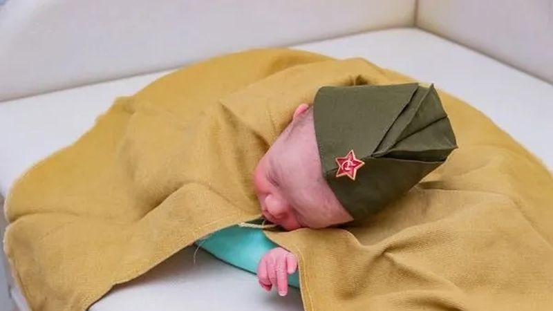 Nu-i trimit si pe front In orasul rus Kemerovo nou-nascutii sunt imbracati in uniforme de soldati ai Armatei Rosii in cinstea zilei de 9 mai
