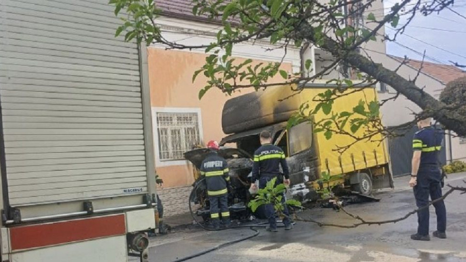 Dupa un conflict cu proprietarul un barbat din Arad a incendiat o camioneta dar a revenit la locul faptei dupa ce a realizat ca-si uitase telefonul langa masina