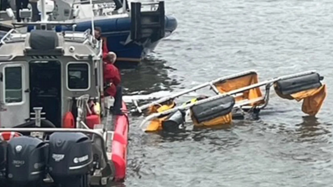 America sub spectrul tragediilor aeriene Un elicopter cu turisti s-a prabusit la New York in fluviul Hudson toate cele sase persoane aflate la bord au murit