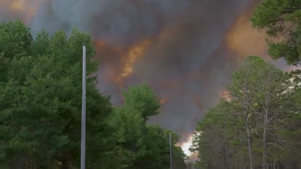 Incendiul de vegetatie din New Jersey risca sa devina cel mai mare din stat din ultimele doua decenii