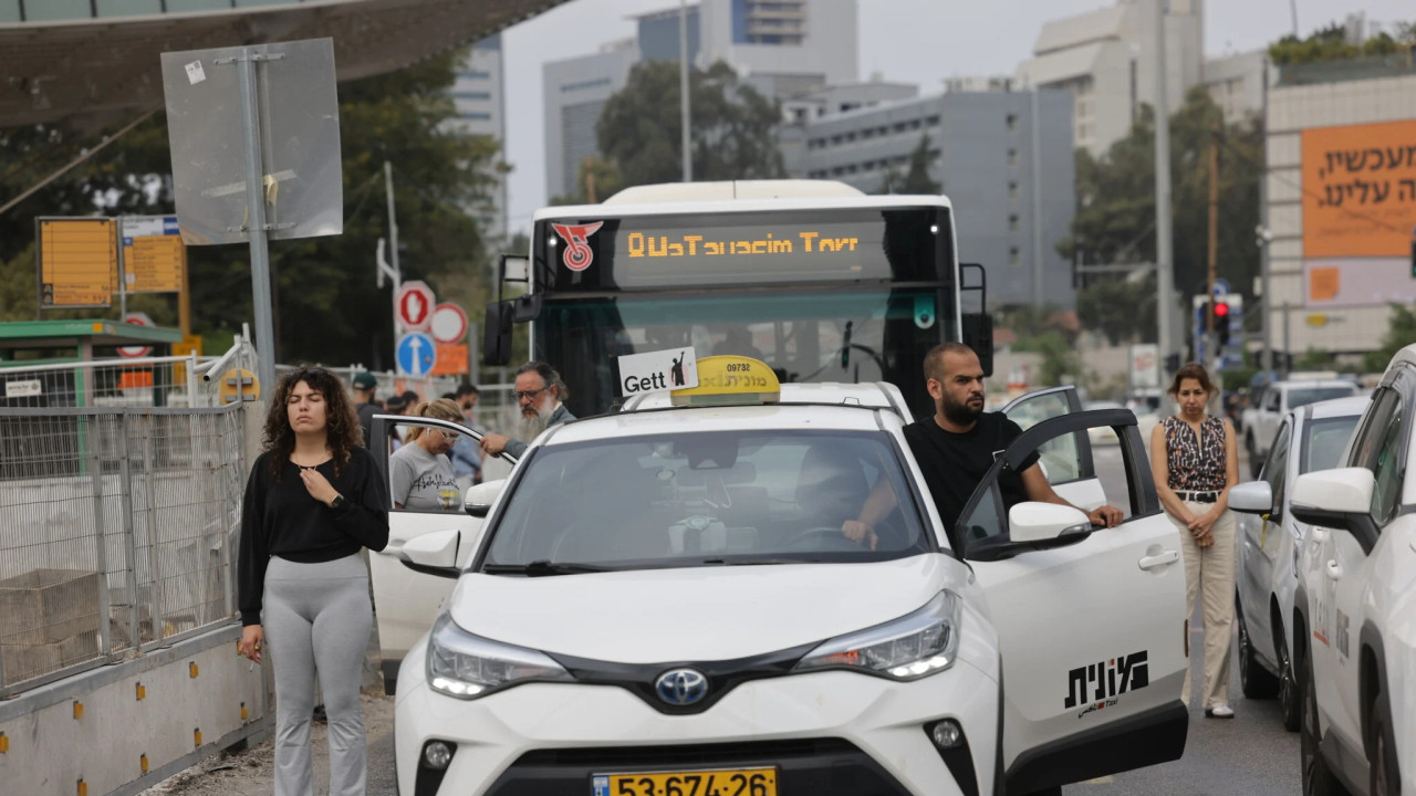 De Ziua Holocaustului in Israel toate activitatile au fost suspendate timp de zece minute in memoria celor 6 milioane de evrei ucisi de nazisti
