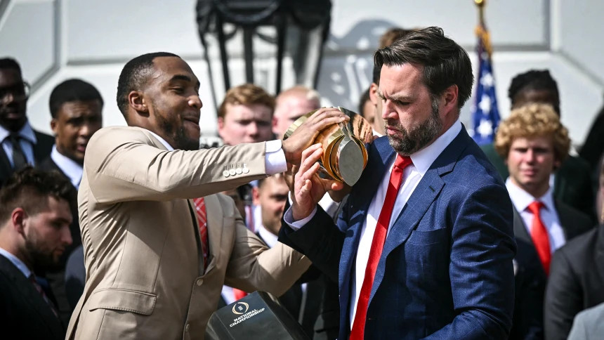 Are doua maini stangi vicepresedintele SUA JD Vance a scapat pe jos trofeul campionatului de fotbal universitar din Ohio chiar in timpul ceremoniei de premiere  VIDEO