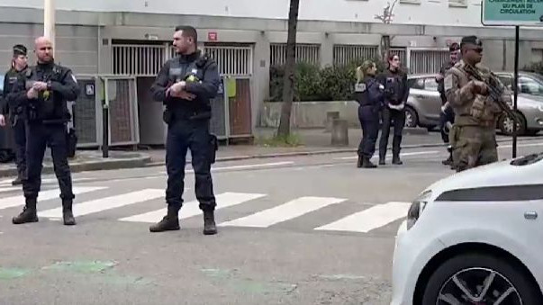 Franta Un elev de liceu a fost arestat dupa ce si-a omorat o colega si a ranit alti trei colegi
