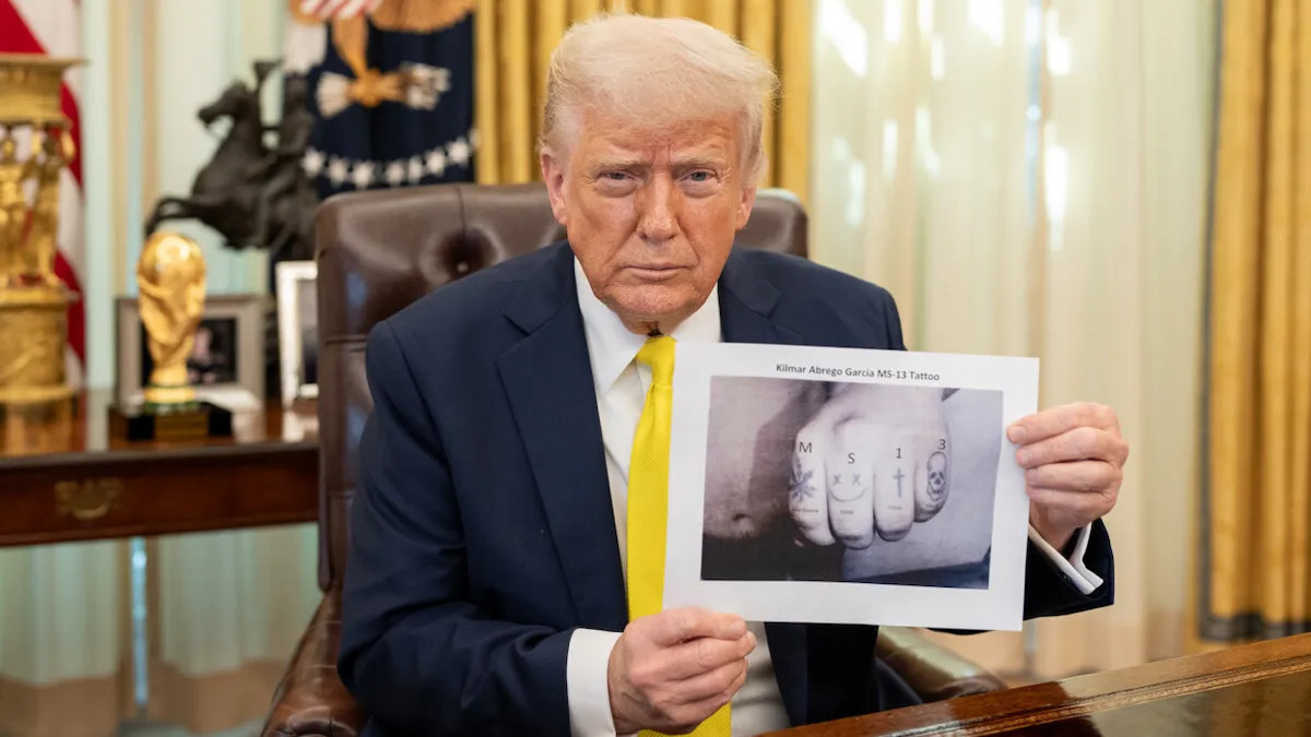 Donald Trump declanseaza o noua controversa distribuind o imagine care ar releva ca detinutul deportat in El Salvador este un lider de banda. Presa acuza ca imaginea este trucata in Photoshop