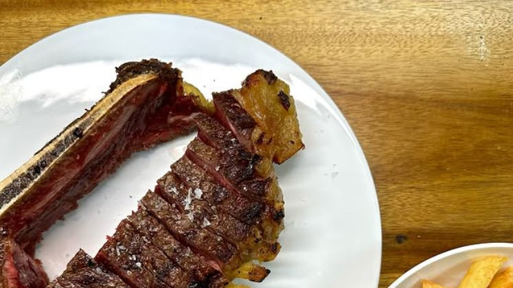 Un restaurant din Valencia a provocat dezbateri aprinse dupa ce a anuntat pe site ca percepe o suma minima de 40 de euro de persoana