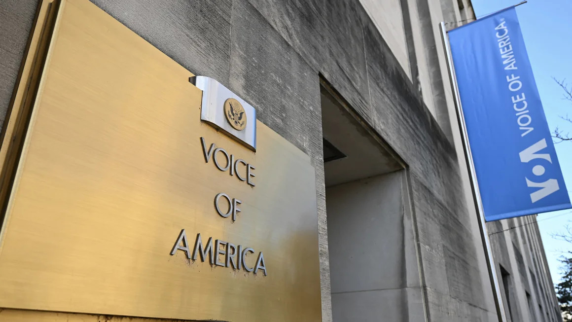 Un judecator federal a stopat tentativa presedintelui Trump de a desfiinta postul de radio Vocea Americii