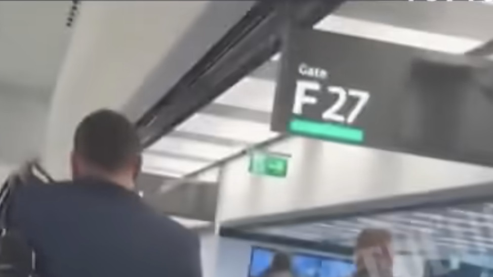 Simion a facut show si in avionul de Cluj. Regizorul Tudor Giurgiu aflat in avion Ardelenii se uita la el deopotriva cu jena si retinere