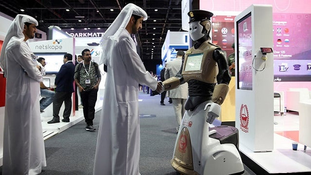 Emiratele Arabe Unite vor integra inteligenta artificiala in programa scolara in incercarea de a deveni lider regional in domeniul tehnologiei