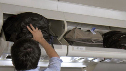 UE permite companiilor low cost sa taxeze bagajele de cabina depozitate in compartimentul de deasupra scaunelor