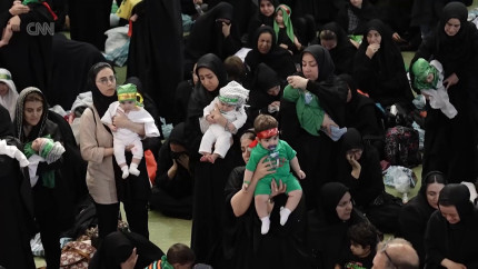 Ceremonie socanta la Teheran sute de femei isi ridica bebelusii in aer simbolizand disponibilitatea de a-i oferi ca martiri pentru regimul ayatollahului  VIDEO