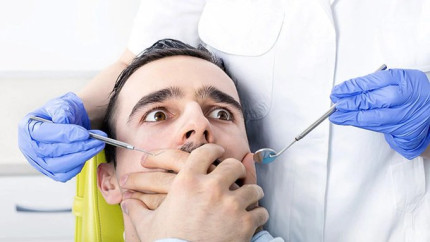 O familie din Cehia anchetata dupa ce a operat ilegal o clinica stomatologica timp de doi ani. Dentistul avea 22 de ani si invatase sa faca tratamente dentare din clipuri de pe YouTube