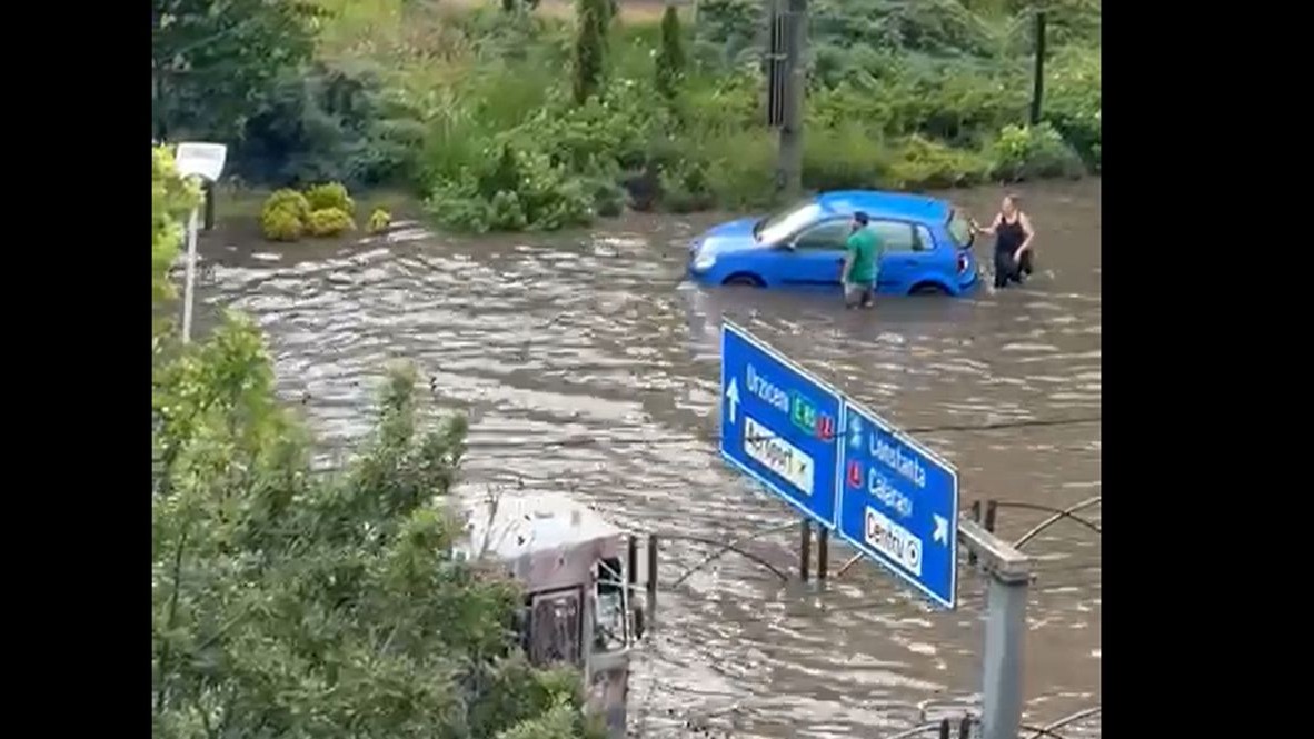 Valuri in Bucuresti in urma unei ruperi de nori. Numeroase strazi sunt inundate - VIDEO