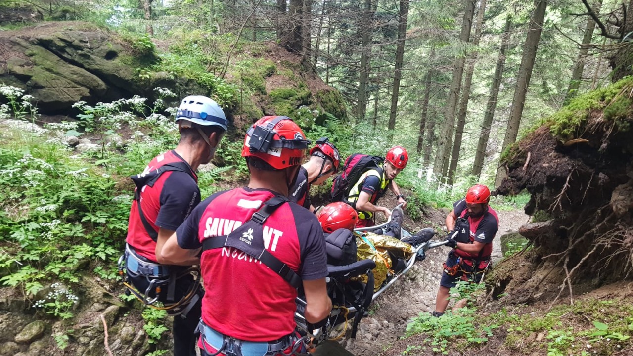 Turist străin mort în Munții Făgăraș după ce a căzut în gol de la 200 de metri. Salvamontiștii încearcă să-i recupereze trupul în condiții extrem de dificile