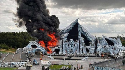 Un puternic incendiu a distrus scena principala a festivalului Tomorrowland din Belgia cu doua zile inainte de deschidere - VIDEO