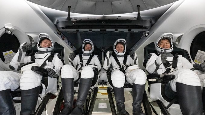 SpaceX a adus pe Pamant patru astronauţi după 5 luni petrecute pe Staţia Spaţială Internaţională